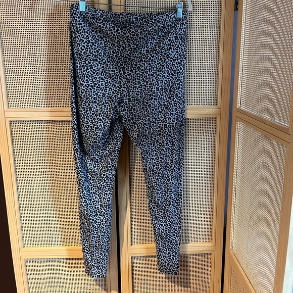 NWT Old Navy Women’s L Leopard Leggings - Picture 4 of 4
